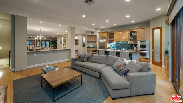 4115 Roma Court, Marina del Rey CA: https://media.crmls.org/mediaz/2a93bc53-f7e1-4522-b8d0-7058ff86ad85.jpg