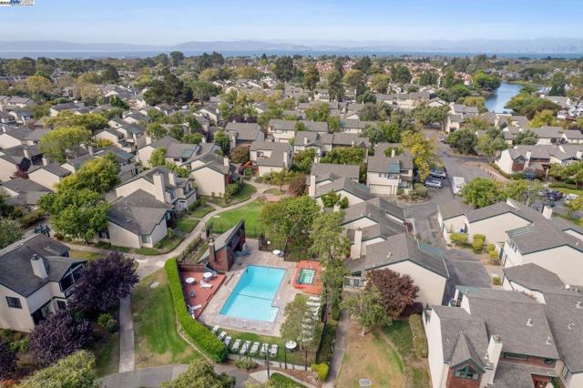 101 Carob Ln, Alameda CA: https://media.crmls.org/mediaz/2a93d34d-2c97-4db0-8b83-9834298fa85d.jpg