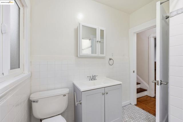 2430 27th Ave Unit D, Oakland CA: https://media.crmls.org/mediaz/2a93d734-dd1d-42f5-8753-0ae762a6a7cd.jpg