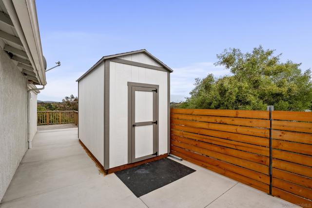 310 Bluff Wy, Oceanside CA: https://media.crmls.org/mediaz/2a943fab-b2c1-4261-87b0-62a941617028.jpg