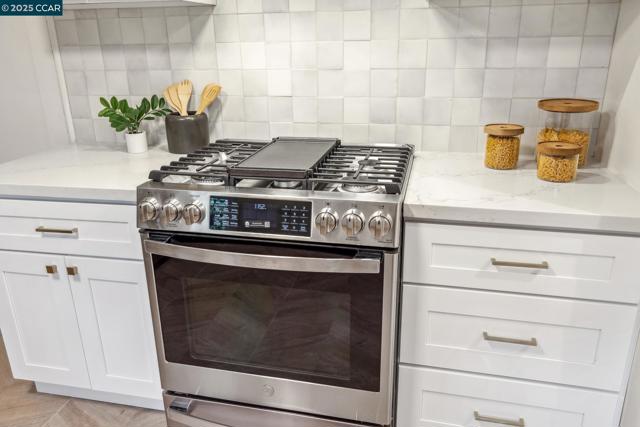 5810 Estates Dr, Oakland CA: https://media.crmls.org/mediaz/2a94402d-cb95-4685-b590-436798d52832.jpg
