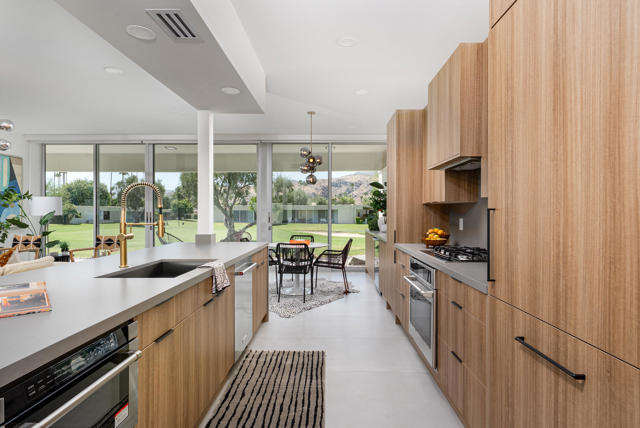 172 Desert Lakes Drive, Palm Springs CA: https://media.crmls.org/mediaz/2a952797-0a98-4cd4-9201-d6ee4af3c06f.jpg