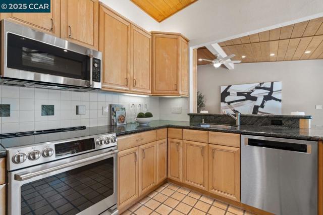 23 Lost Valley Dr, Orinda CA: https://media.crmls.org/mediaz/2a98324e-f07e-4a83-a747-35418bc6a8e6.jpg