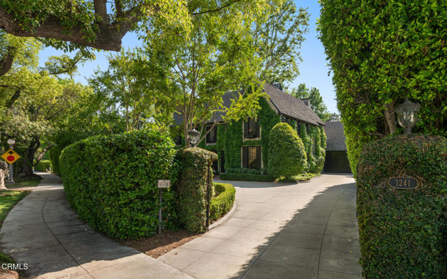 1241 S Oak Knoll Avenue, Pasadena CA: https://media.crmls.org/mediaz/2a988419-ee85-4c23-b58c-ade9249c1426.jpg