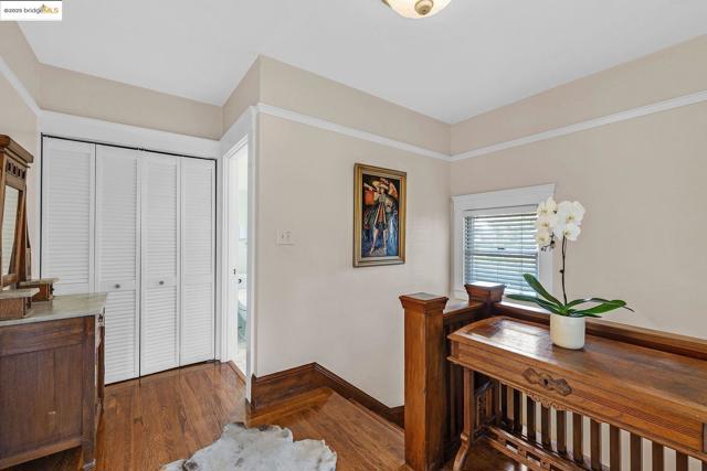 1047 Ranleigh Way, Piedmont CA: https://media.crmls.org/mediaz/2a999b97-c820-42fe-9180-8c785437f932.jpg