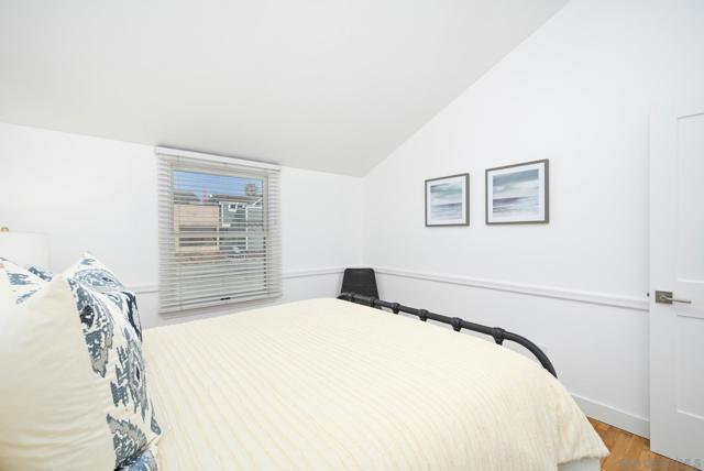 206 E E Oceanfront, Newport Beach CA: https://media.crmls.org/mediaz/2a99ad95-ac95-4f9c-a799-faf73f07b300.jpg