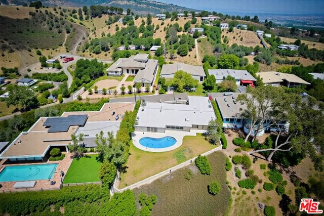 1641 Tower Grove Drive, Beverly Hills CA: https://media.crmls.org/mediaz/2a9b1cac-b85b-404d-96b8-e322b595e5b1.jpg