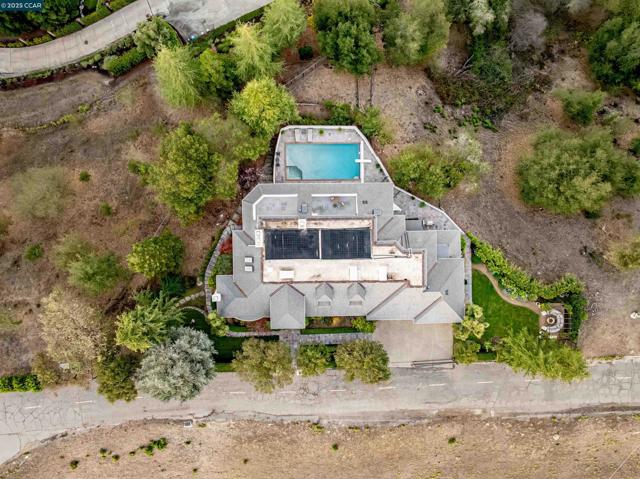 75 Donald Drive, Orinda CA: https://media.crmls.org/mediaz/2a9b2205-84b7-46ed-bdc0-44982a1677eb.jpg