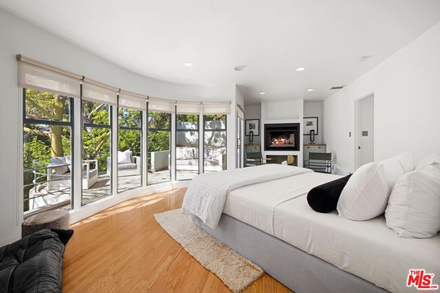 2477 Canyon Oak Drive, Los Angeles CA: https://media.crmls.org/mediaz/2a9b90e5-ddf7-47d3-a16d-3397e814ef82.jpg