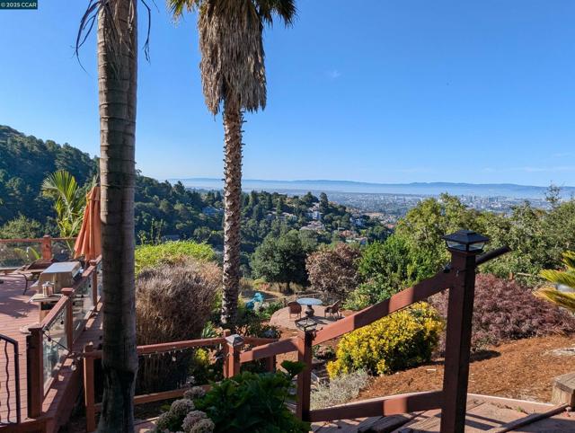 5 Besito Ave. @ Drury Rd., Oakland CA: https://media.crmls.org/mediaz/2a9c2c66-b8d3-4168-aed4-a1817ac811dc.jpg