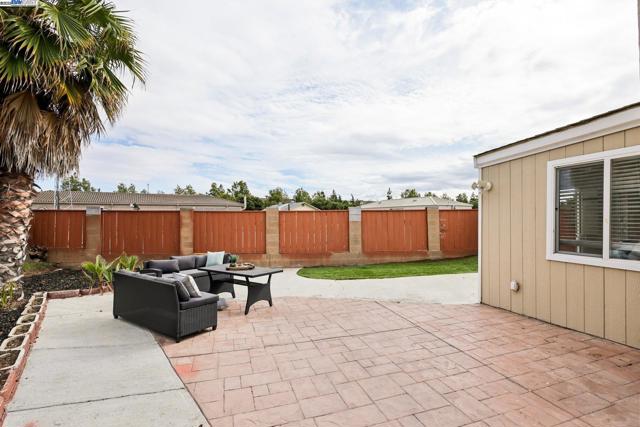28399 Cubberley Ct, Hayward CA: https://media.crmls.org/mediaz/2a9cb3d0-d850-4ae3-93b1-e6366fd42c87.jpg