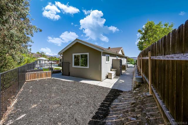 13306 Tawanka Dr, Poway CA: https://media.crmls.org/mediaz/2a9d6683-0c33-48e1-a42a-05cf76c4f097.jpg