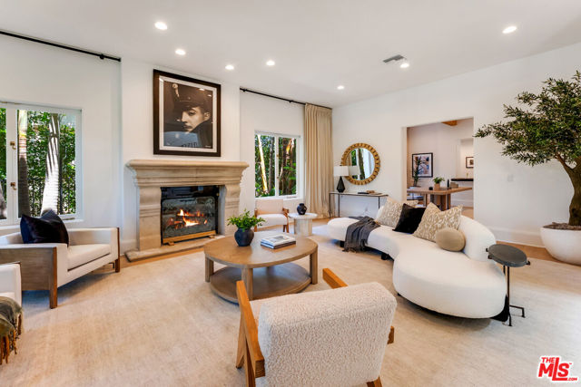 812 N Bedford Drive, Beverly Hills CA: https://media.crmls.org/mediaz/2a9d79f1-6104-42be-a12f-4fe976d06604.jpg