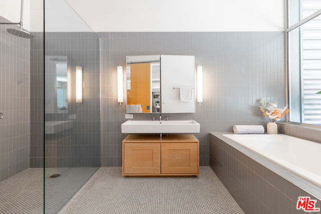 4080 Glencoe Avenue, Marina del Rey CA: https://media.crmls.org/mediaz/2a9d7bce-a6e5-4399-b048-0fc21b535904.jpg
