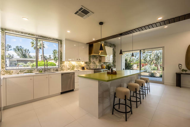 76670 Lark Lane, Indian Wells CA: https://media.crmls.org/mediaz/2a9e829a-98b3-4f48-9dc7-08fc04a69a26.jpg