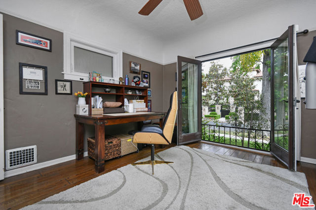 10344 Woodbridge Street, Toluca Lake CA: https://media.crmls.org/mediaz/2a9ef784-7471-4349-b71f-f76f333c7c37.jpg