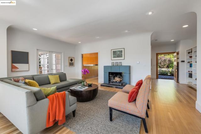 2671 Shasta Rd, Berkeley CA: https://media.crmls.org/mediaz/2a9f4339-a95a-4141-9baa-b6c12f69cc7e.jpg