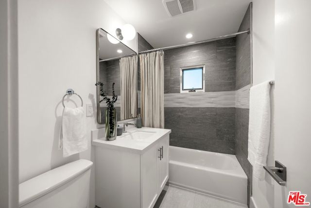 8811 Wonderland Avenue, Los Angeles CA: https://media.crmls.org/mediaz/2aa027af-7230-4f7c-bb04-23205f031e20.jpg
