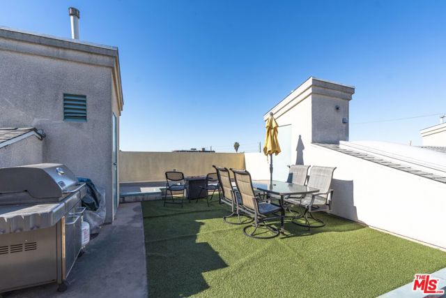 12311 Pacific Avenue, Los Angeles CA: https://media.crmls.org/mediaz/2aa173e7-19cb-4676-8464-818f18495f50.jpg