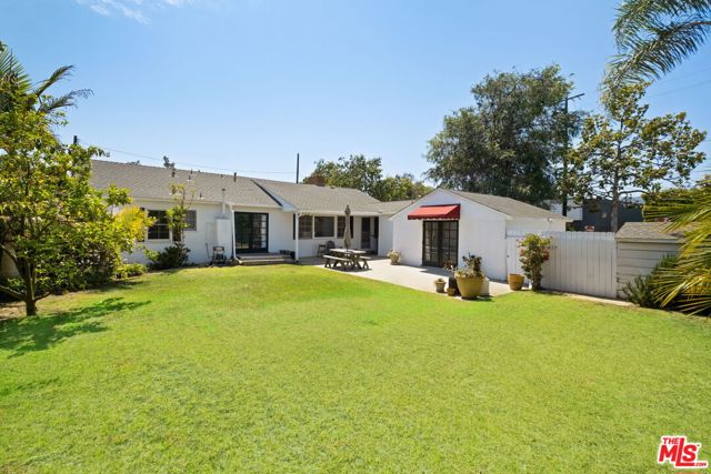 315 26th Street, Santa Monica CA: https://media.crmls.org/mediaz/2aa20858-12ef-42e0-a8d9-f295967dd656.jpg
