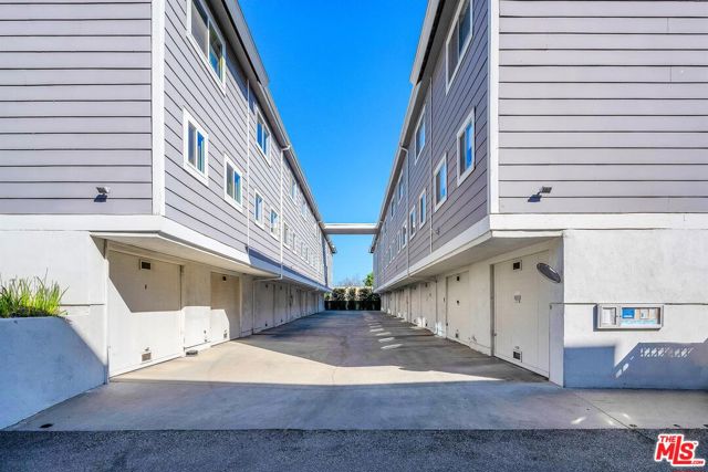 13340 Burbank Boulevard, Sherman Oaks CA: https://media.crmls.org/mediaz/2aa298b3-1cdc-4955-b594-2781db4f9fc5.jpg