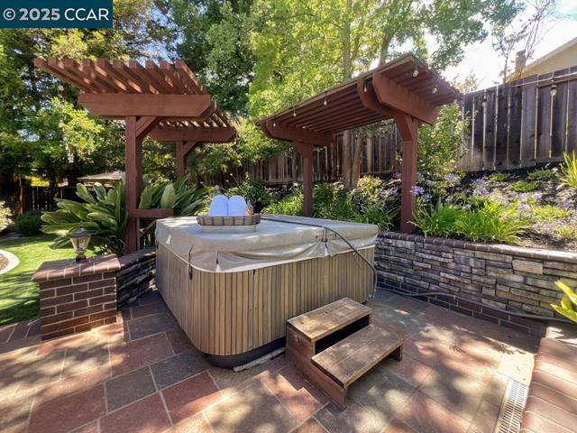 14 Mt Eden Pl, Clayton CA: https://media.crmls.org/mediaz/2aa32463-c71d-4772-95e2-f9ce106736ad.jpg