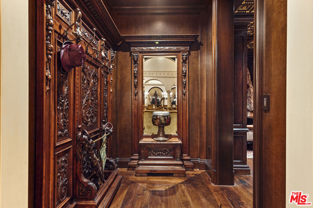 https://media.crmls.org/mediaz/2aa33d05-b39e-435a-8b92-5b8f93d322b6.jpg?preset=X-Large