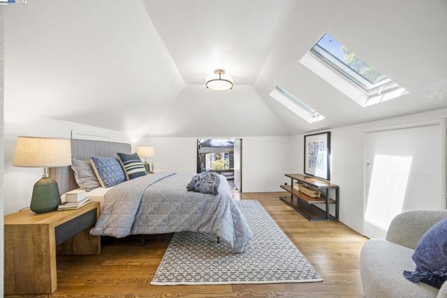 898 Union St, Alameda CA: https://media.crmls.org/mediaz/2aa445a9-a76e-4c9a-932b-5beb35b8aa78.jpg
