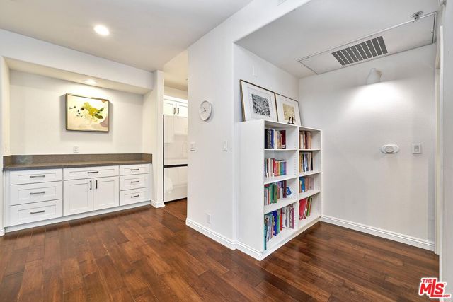 333 Westminster Avenue, Los Angeles CA: https://media.crmls.org/mediaz/2aa44a6b-6afc-4c00-9467-a5fb2d944f61.jpg