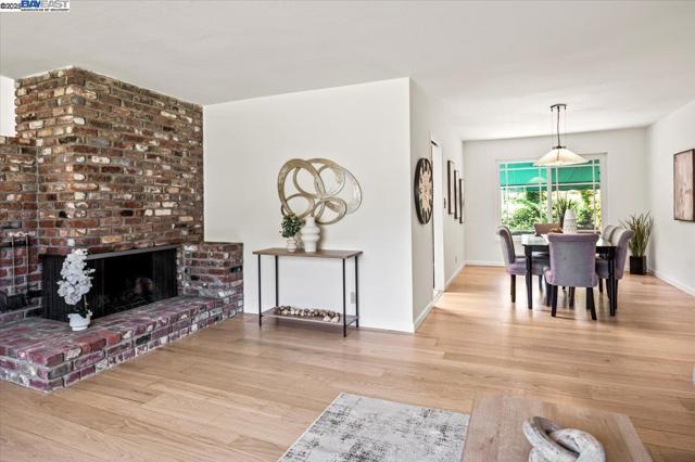 3554 Arcadian Ct, Castro Valley CA: https://media.crmls.org/mediaz/2aa4d78e-c8e7-4d3d-ae25-afa0ddb96b19.jpg