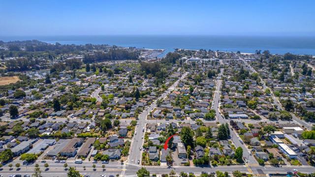 1422 Broadway, Santa Cruz CA: https://media.crmls.org/mediaz/2aa54369-98fc-4461-9704-1c3386ea6dc9.jpg