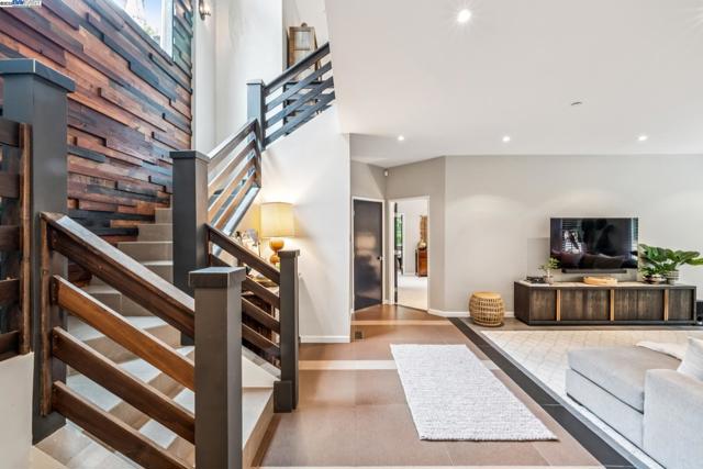 2005 TUNNEL RD, Oakland CA: https://media.crmls.org/mediaz/2aa596e7-1bc8-457b-a596-90e083d8b213.jpg