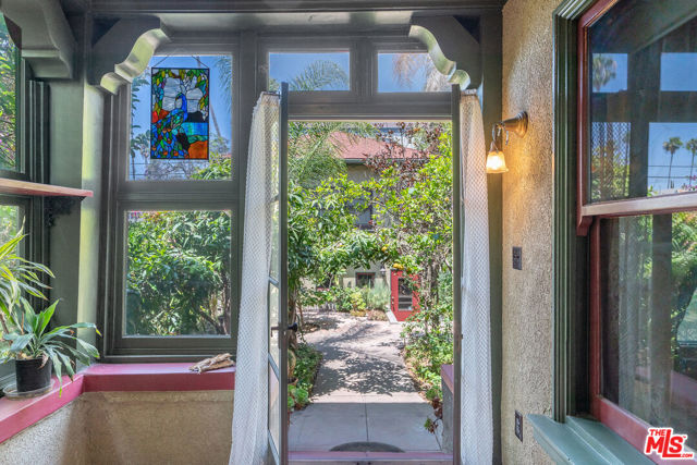 1049 Elden Avenue, Los Angeles CA: https://media.crmls.org/mediaz/2aa5a838-0362-4c62-8a85-d067b4643bd0.jpg