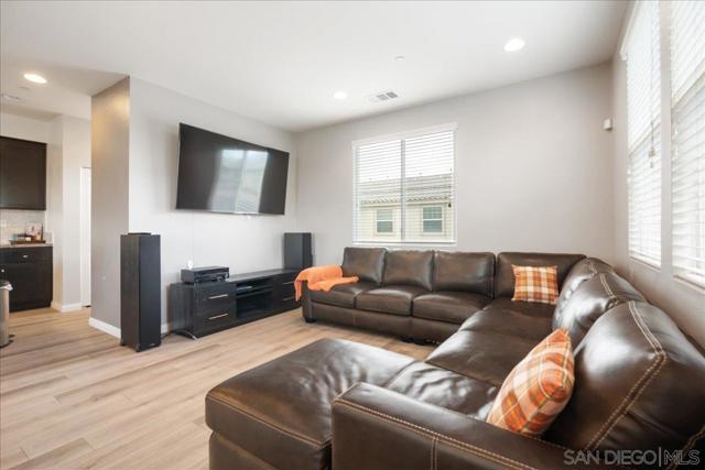 5506 San Roberto, San Diego CA: https://media.crmls.org/mediaz/2aa5be9c-20e0-4230-97a2-1e02836aa150.jpg