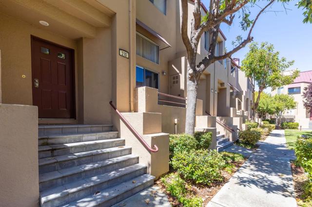 210 Commons Lane, Foster City CA: https://media.crmls.org/mediaz/2aa6132c-372b-4c8e-98ab-bb92b6e69f36.jpg
