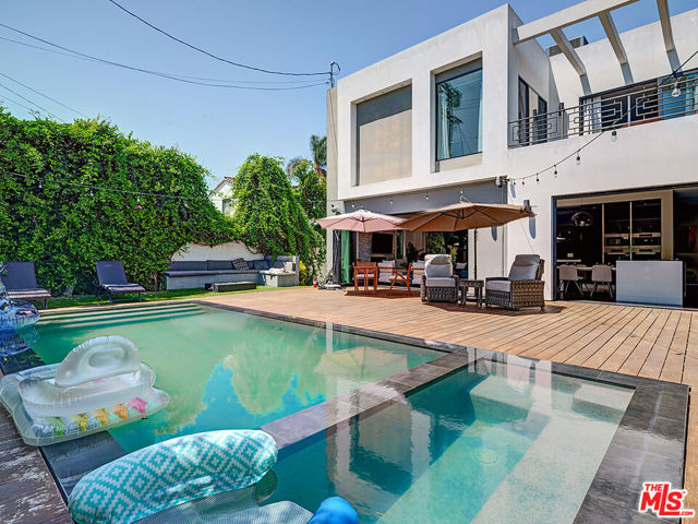 6360 Maryland Drive, Los Angeles CA: https://media.crmls.org/mediaz/2aa6301c-0d67-4bf5-b0d8-8d18ab35a451.jpg