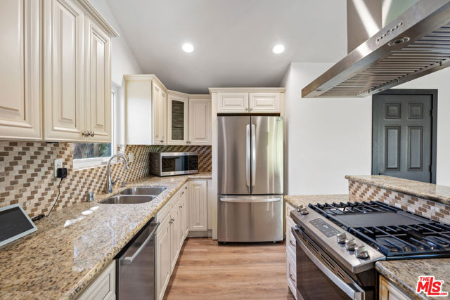 19536 Wells Drive, Tarzana CA: https://media.crmls.org/mediaz/2aa66a42-b4a1-42a2-a2b2-b47d022fd2d3.jpg
