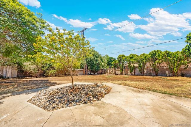 2530 Pruett Dr, Vista CA: https://media.crmls.org/mediaz/2aa67cd0-fe06-4393-8ce1-ed2416b4b33e.jpg