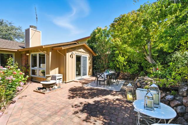 1627 El Verano Way, Belmont CA: https://media.crmls.org/mediaz/2aa6e37a-525f-4ba7-837c-3cab154bfb72.jpg