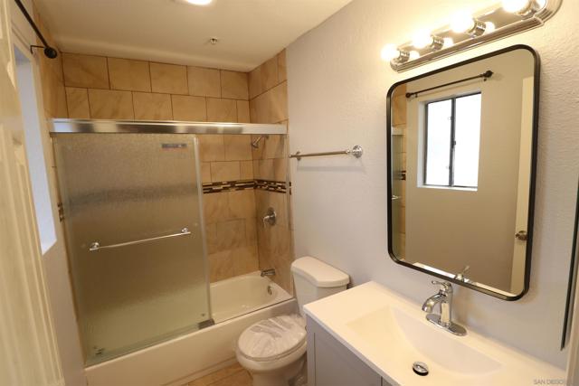 4041 Oakcrest Dr, San Diego CA: https://media.crmls.org/mediaz/2aa78740-6697-446f-8976-186125c4c1e0.jpg