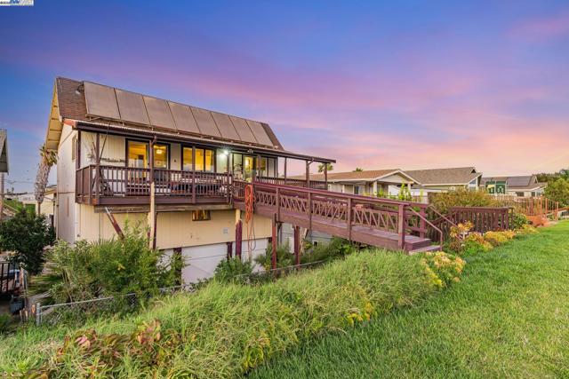 71 Taylor Pl, Bethel Island CA: https://media.crmls.org/mediaz/2aa7b510-a73a-40a2-92bd-c3e941ae20a7.jpg