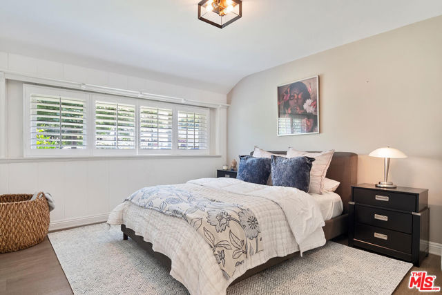 4909 Encino Terrace, Encino CA: https://media.crmls.org/mediaz/2aa7dd32-21b1-4d0b-b9e5-c2f7df3cdae8.jpg