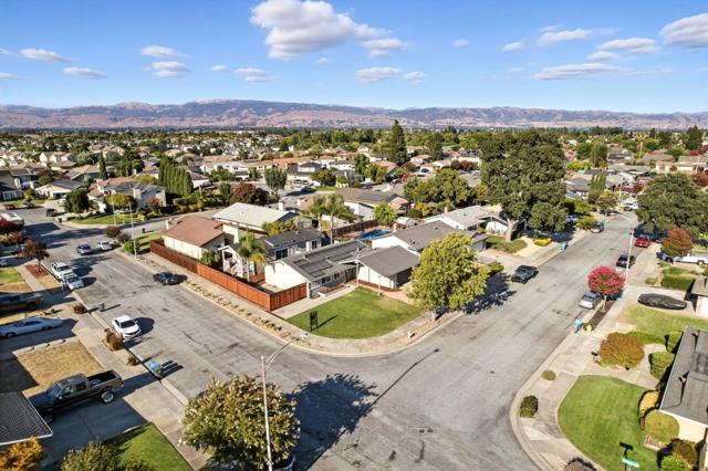 1297 Chesbro Way, Gilroy CA: https://media.crmls.org/mediaz/2aa80e22-1999-4e18-9d39-18260b131cd1.jpg