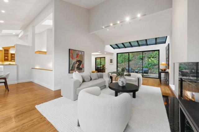 21 Valley Oak Street, Portola Valley CA: https://media.crmls.org/mediaz/2aa8175c-dfe7-4ea4-9fd6-110727dc670f.jpg