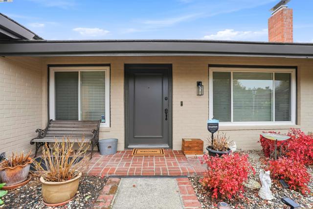 4490 Buckthorn Ct, Concord CA: https://media.crmls.org/mediaz/2aa85bc5-8e9b-4080-a035-1f9ffd44bbca.jpg