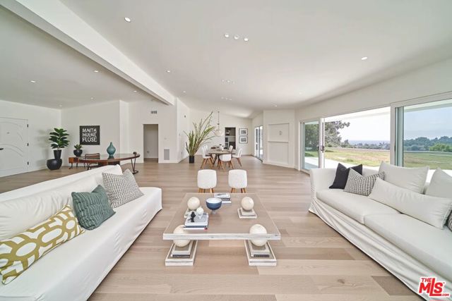 1641 Tower Grove Drive, Beverly Hills CA: https://media.crmls.org/mediaz/2aa85cfd-1331-4225-b69f-8b7348311535.jpg