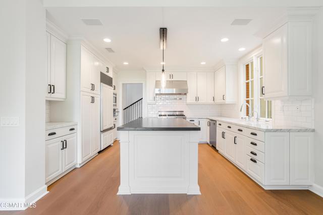 2306 Heatherbank Court, Thousand Oaks CA: https://media.crmls.org/mediaz/2aa94c2c-a152-4a7b-b042-dc6f19c3773a.jpg