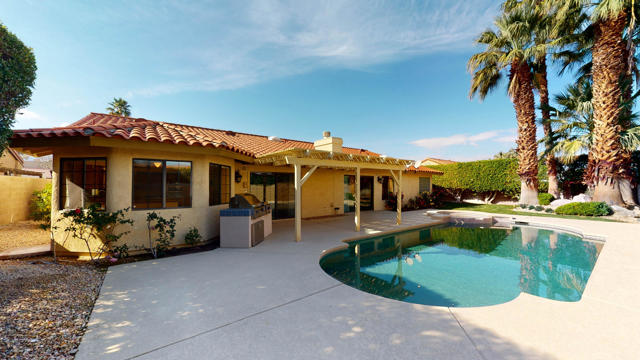 47230 Golden Bush Court, Palm Desert CA: https://media.crmls.org/mediaz/2aa9b244-5d54-408b-97fd-c365f544dac7.jpg