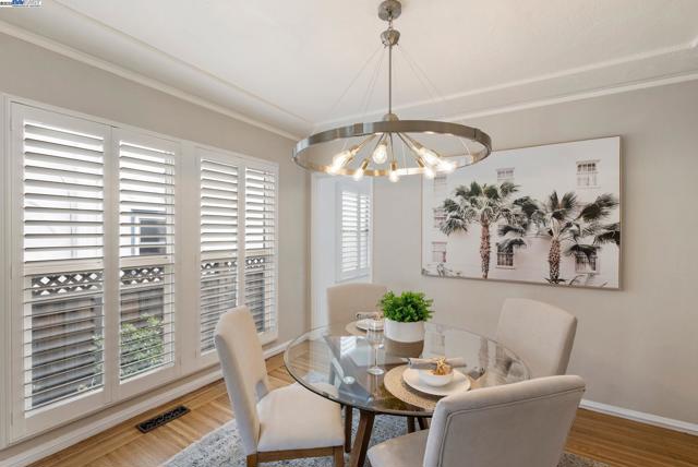 2806 Clay St, Alameda CA: https://media.crmls.org/mediaz/2aa9ba5f-a7f2-4c21-9351-3f6bd3a3ed99.jpg