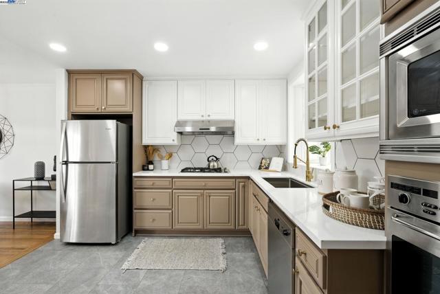 24 Riverton Dr, San Francisco CA: https://media.crmls.org/mediaz/2aa9bf78-4239-486a-9156-24ed2a706e22.jpg